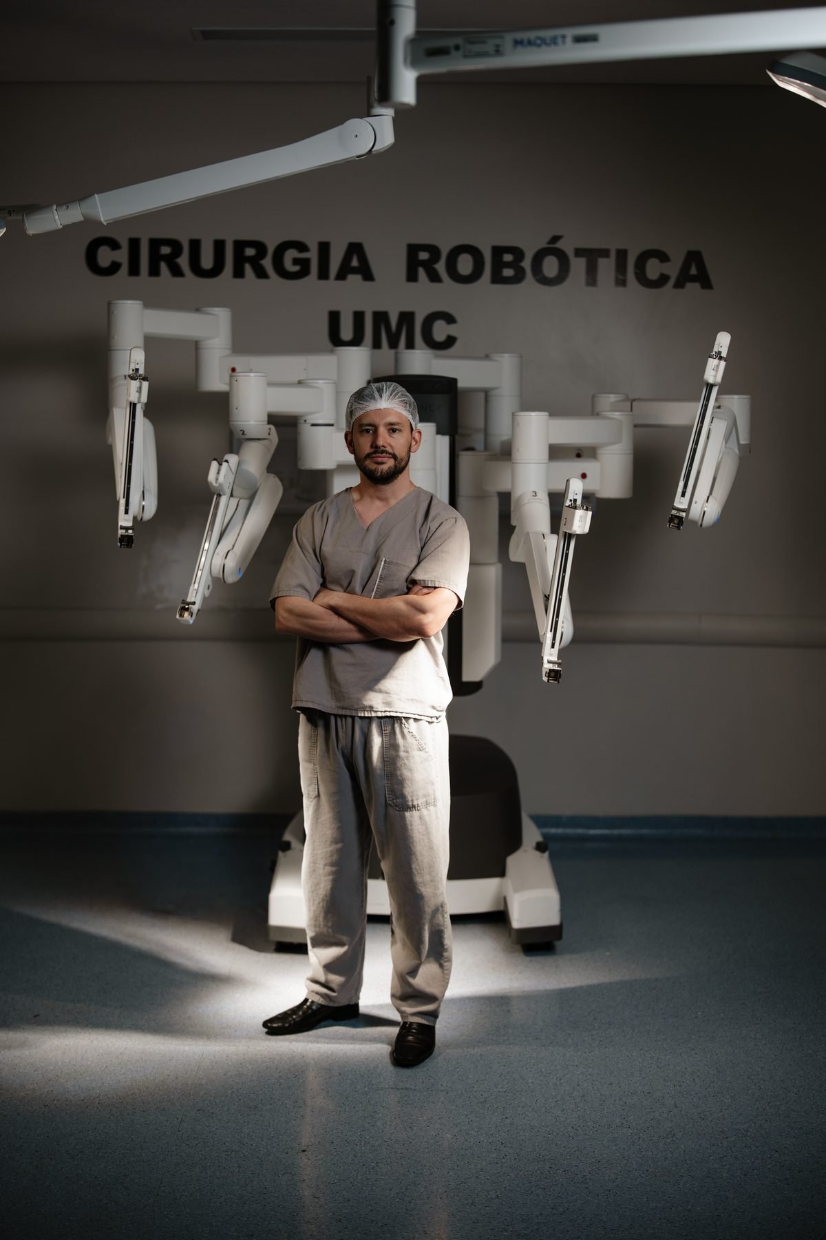 Dr. Solon Gonçalves ao lado da plataforma cirúrgica Da Vinci no centro de cirurgia robótica do Hospital UMC, em Uberlândia-MG