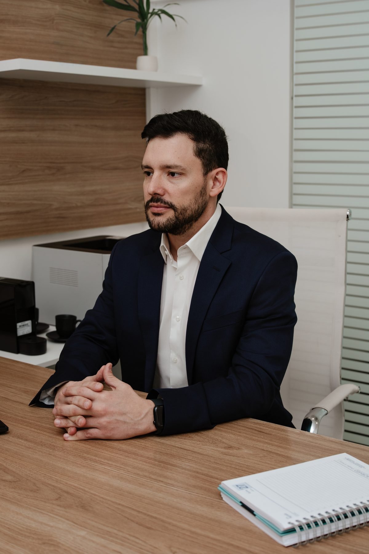 Dr. Solon Gonçalves em atendimento no consultório, em Uberlândia-MG