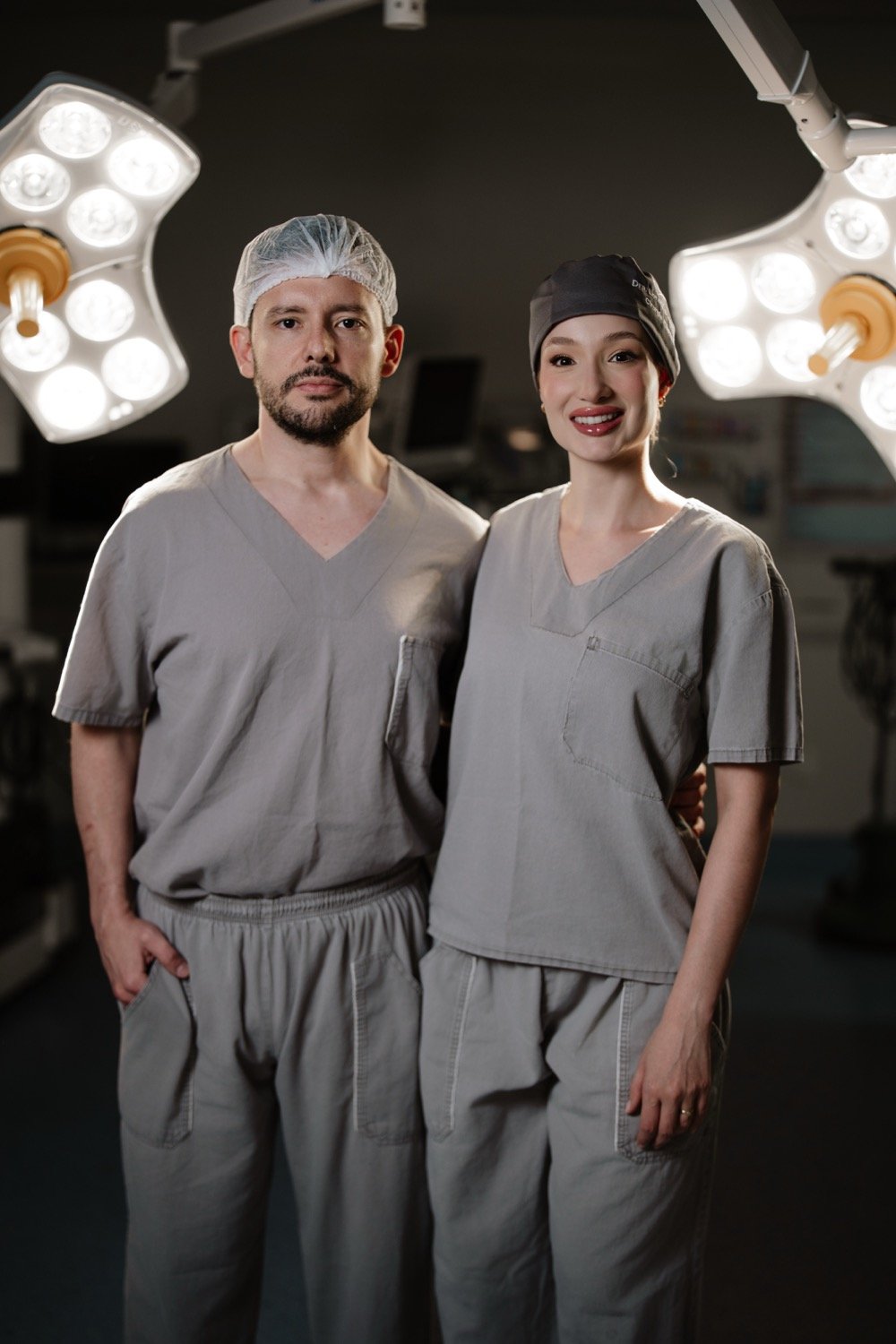 Dr. Solon Gonçalves e Dra. Lorena Queiroz em centro cirúrgico em Uberlândia-MG, equipe que corrige diástase abdominal no mesmo tempo cirúrgico